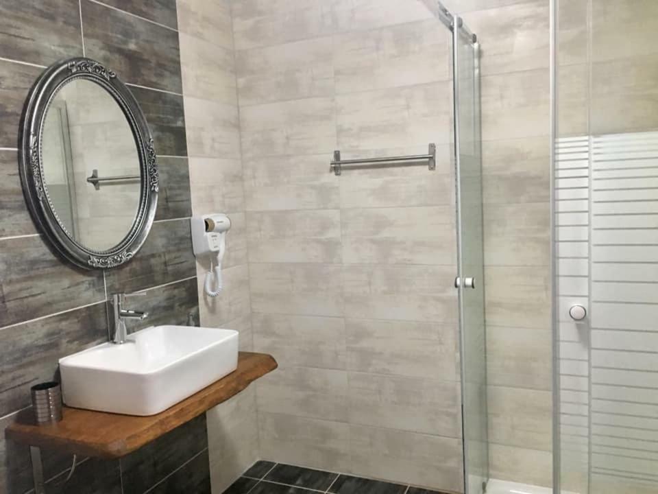 Almira - Rooms To Let Nea Roda Dış mekan fotoğraf